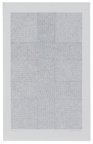 T80-52, 1980 : Une sculpture en relief monochromatique de Jan Schoonhoven. Fabriquée à partir de matériaux comme le carton ondulé et le papier mâché, elle présente un motif en grille -comme une croix de lorraine- avec des zones en relief et en creux, créant un jeu de lumière et d’ombre.