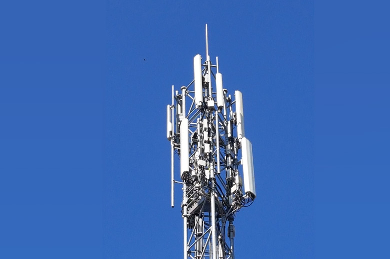 Close-up van de top van een gsm-antennemast.